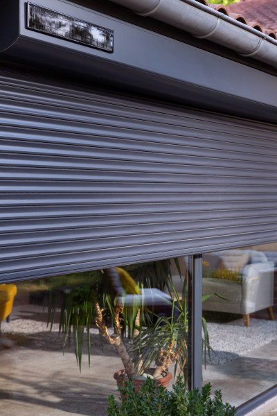 Volet roulant solaire motorisé vue gris anthracite